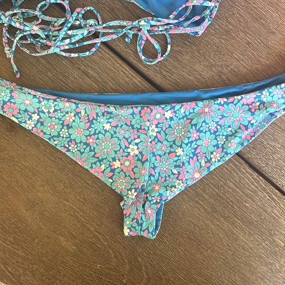 Frankie’s Bikinis Set - Picture 4 of 4